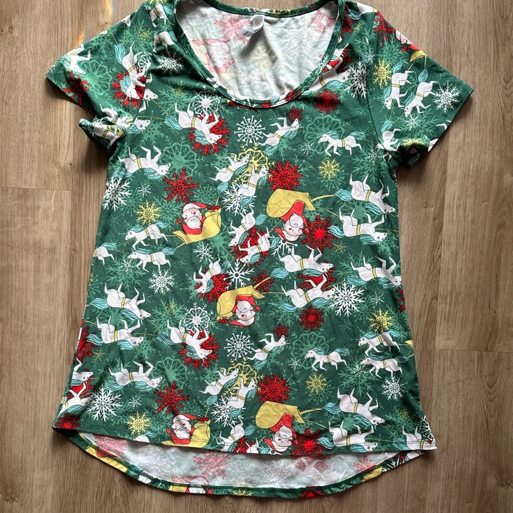 LuLaRoe Christmas top Green and Pink snowflakes Top ❄️